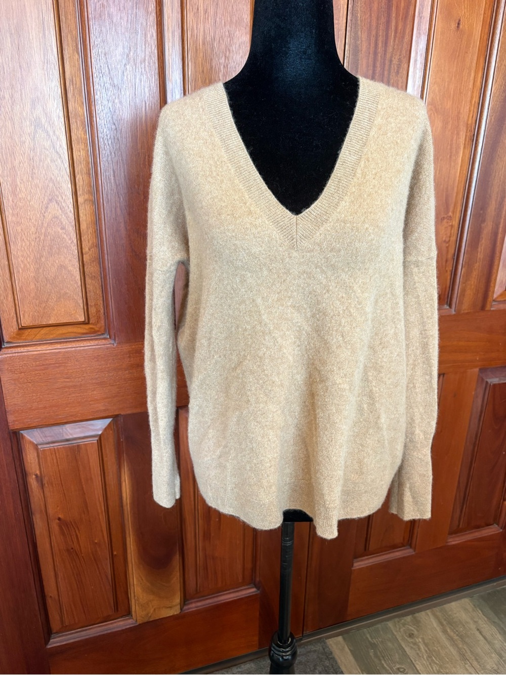 J Crew 100% Cashmere V Neck Boyfriend Sweater Women XS Camel Tan Minimalist
